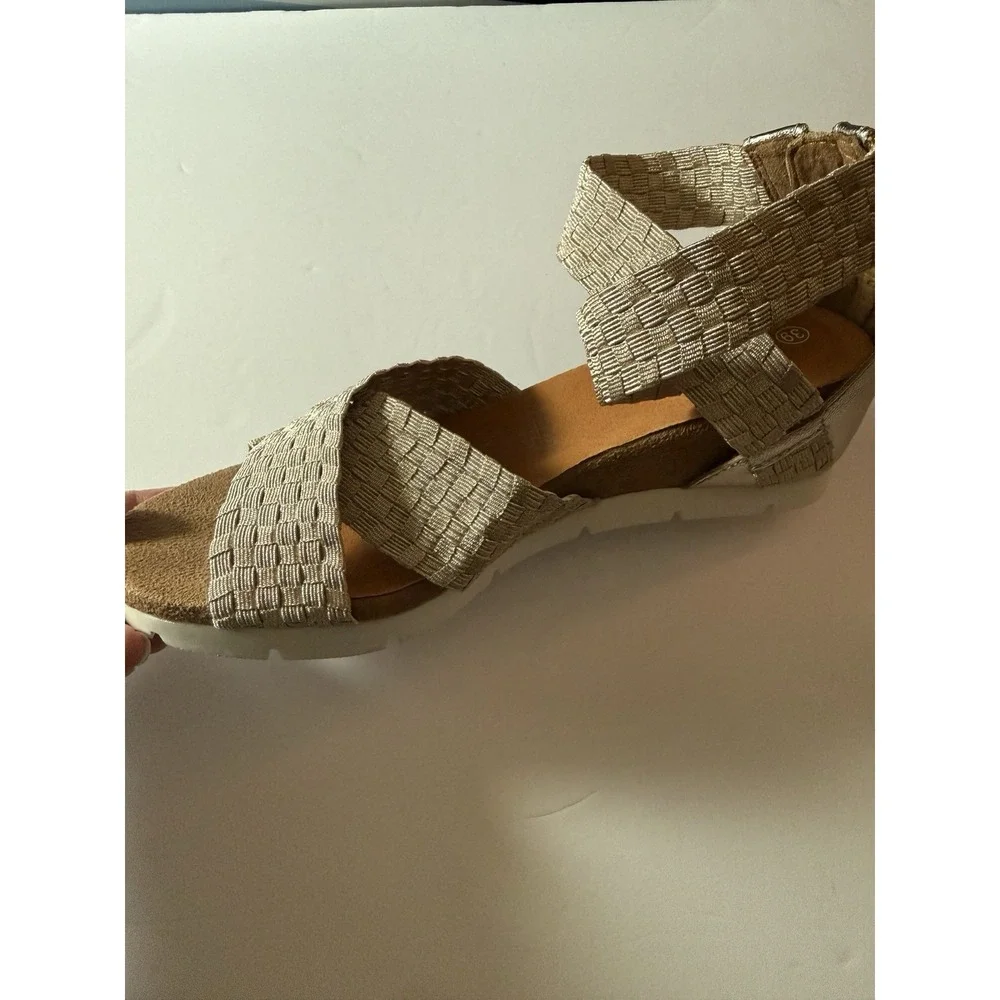 Bernie‎ Mev Sandal Honesty Light Gold Fabric Memory Foam Womens 38 Size 7 New